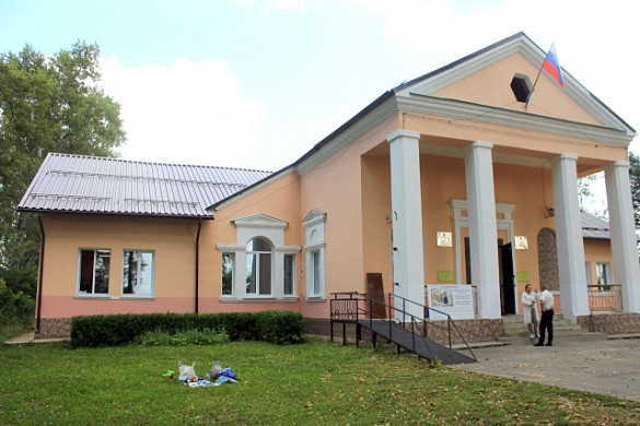 В Ивановской области в Доме культуры устанавливают новые кресла и громоотвод